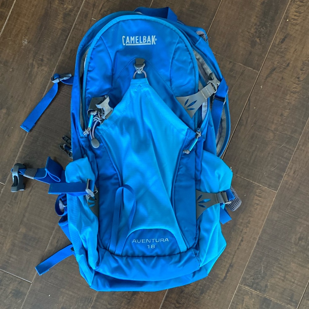 USED CAMELBACK WOMEN’S AVENTURA 18